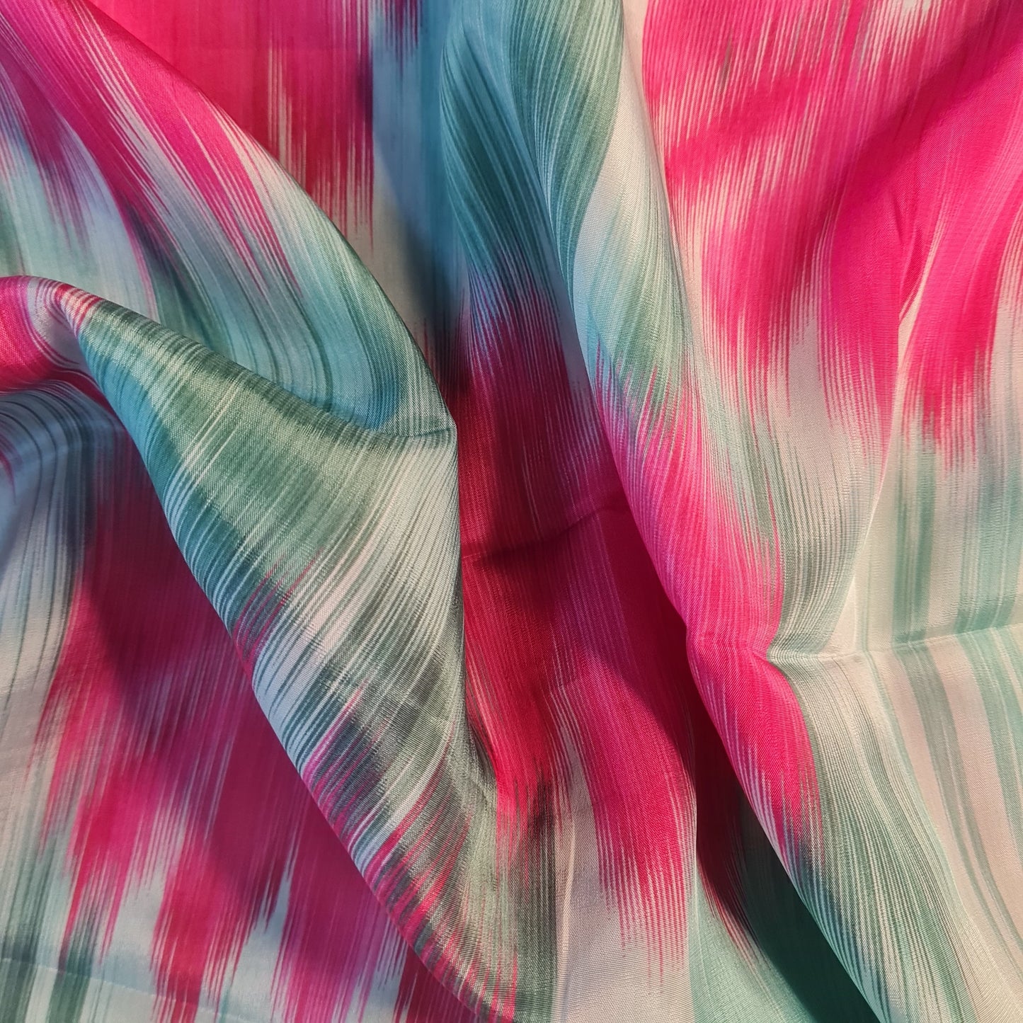 https://www.tradeuno.com/products/pink-white-floral-crepe-fabric-tu-8228-r?_pos=3&_sid=e453b3f4c&_ss=r