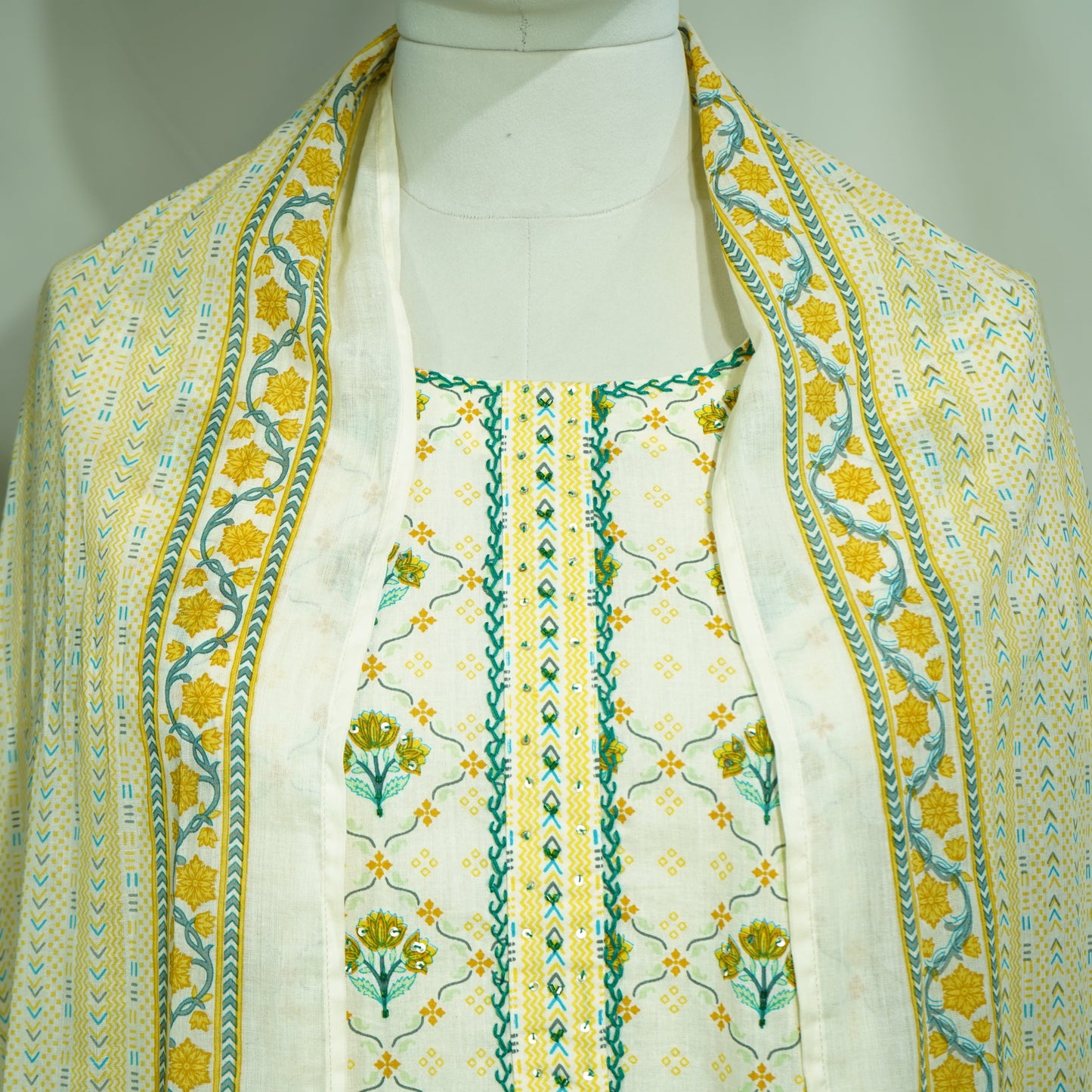 Creame Multicolor Tread Floral Embroidery Suit Set With Dupatta (Cotton, Dupatta-Mulmul)