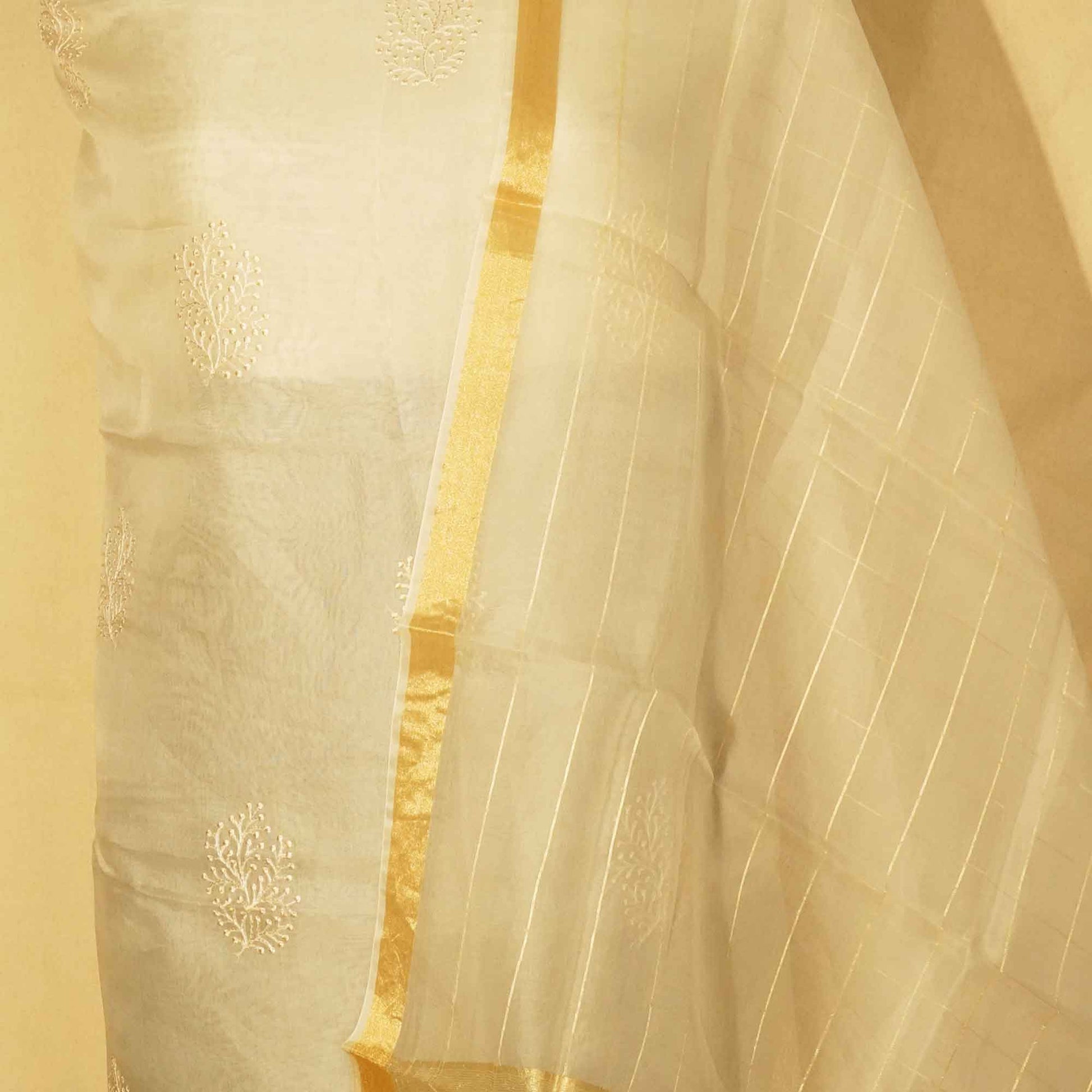 Off White With Embroidery (Top-Organza,Bottom-Organza,Dupatta-Organza) Suit Set Organza Fabric SND-25369  
