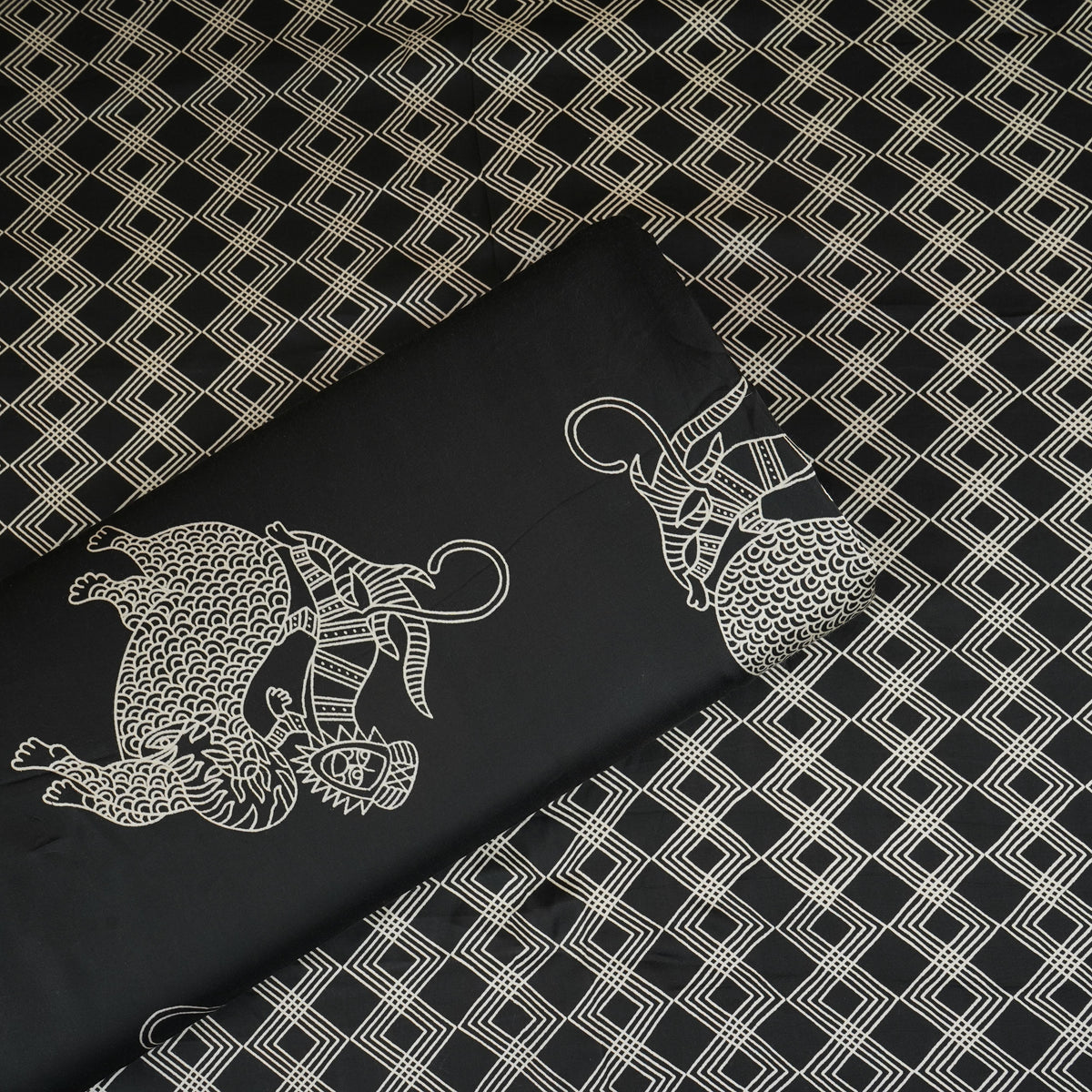 Black Gond art Print Print Modal Satin SN-29517 - TradeUNO