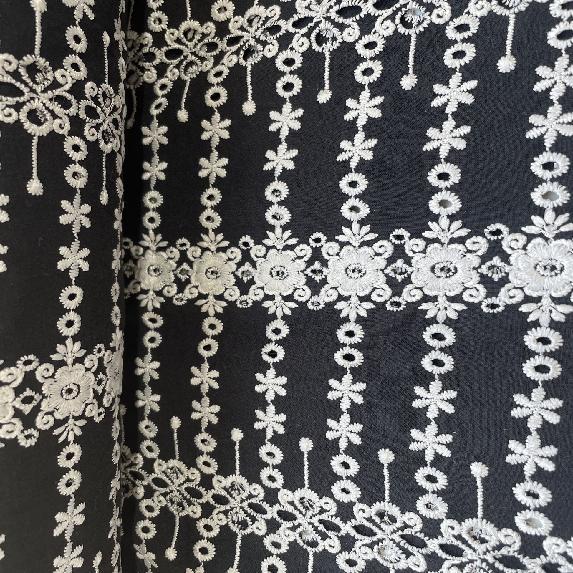 Black White Floral Embroidery Cotton Schiffli Fabric 17252